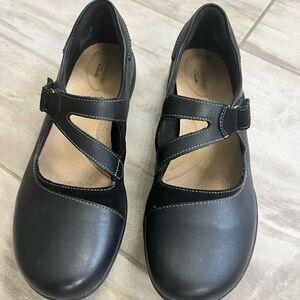 Clarks black size 11 cross strap shoes